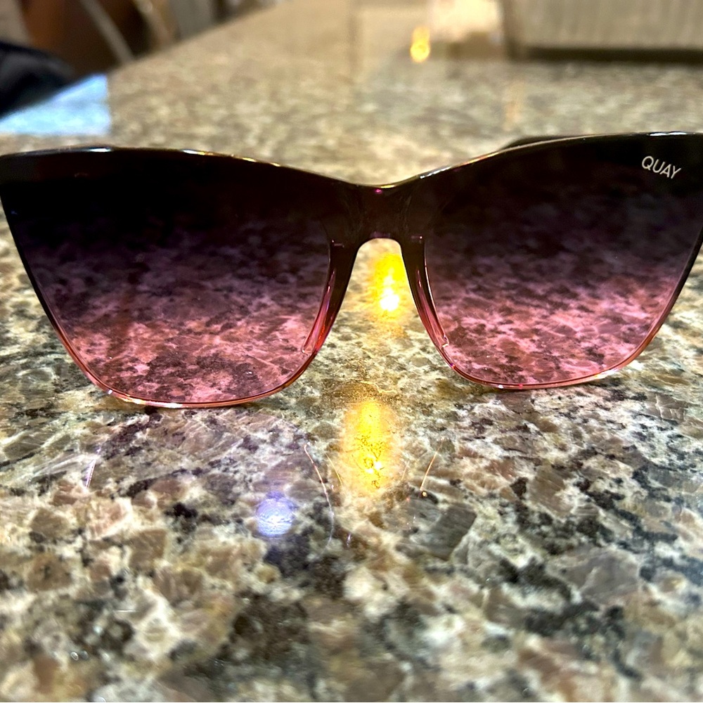 QUAY SUNGLASSES “COME THRU” STYLE NEW
